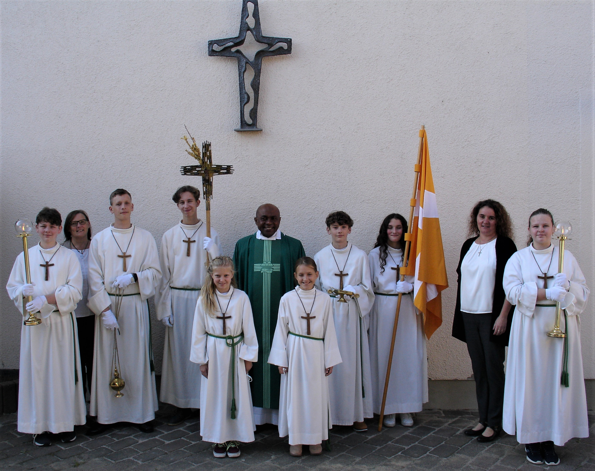 Festliche Einführung der neuen Messdiener bei Sankt Familia